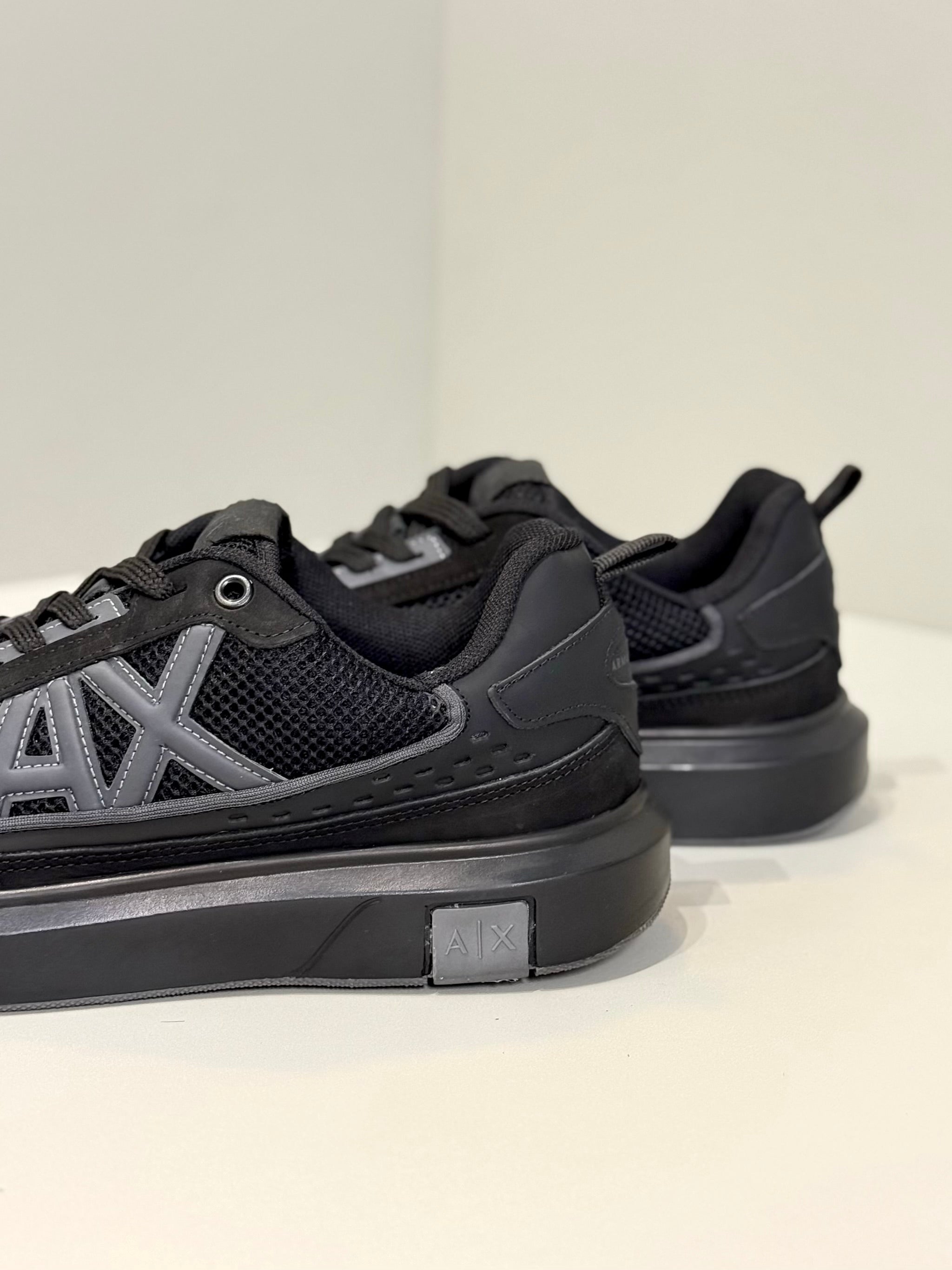 A|X Preto Monocromático