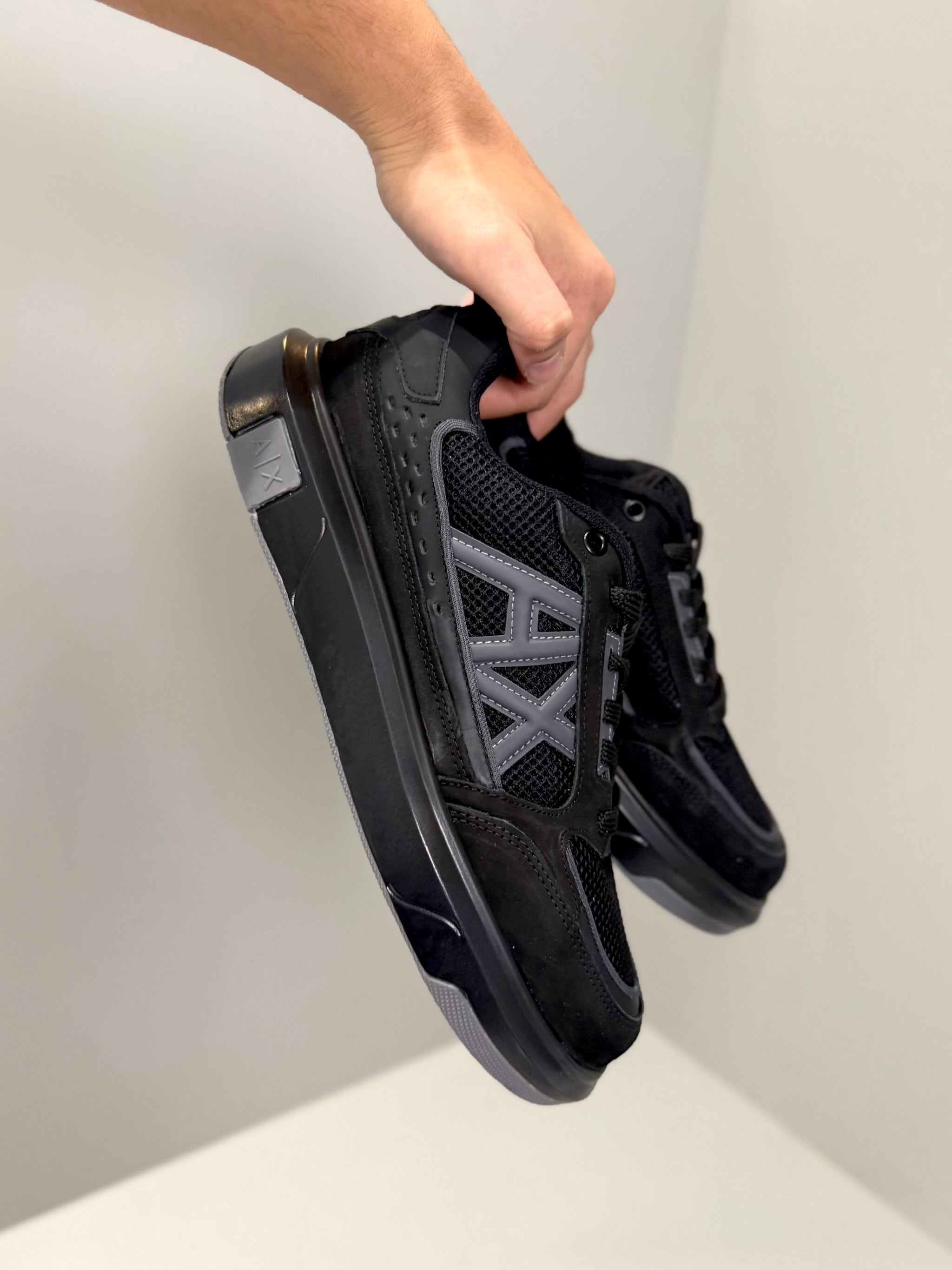 A|X Preto Monocromático