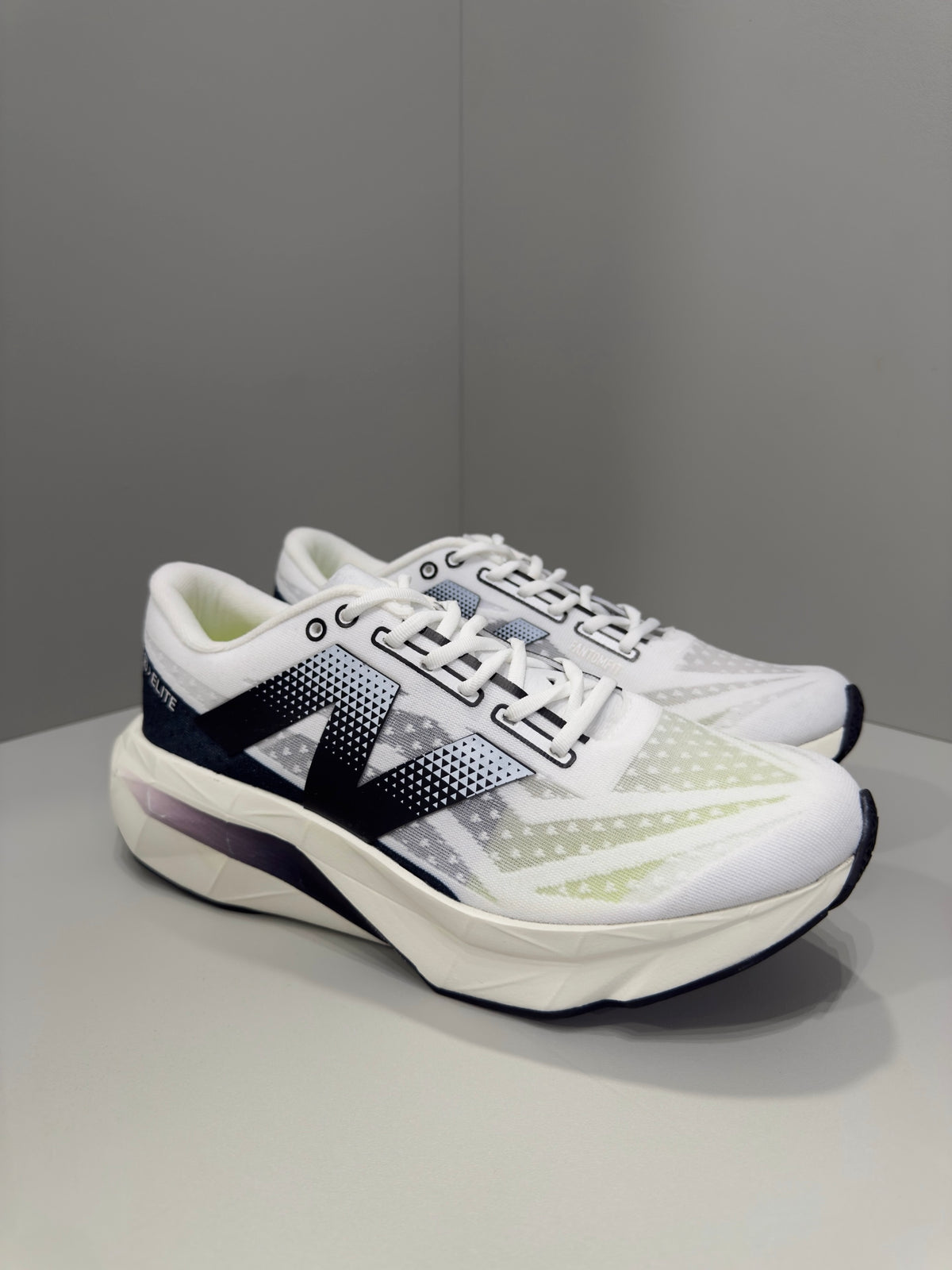 Tênis NB Elite V4 – Preto e Braco
