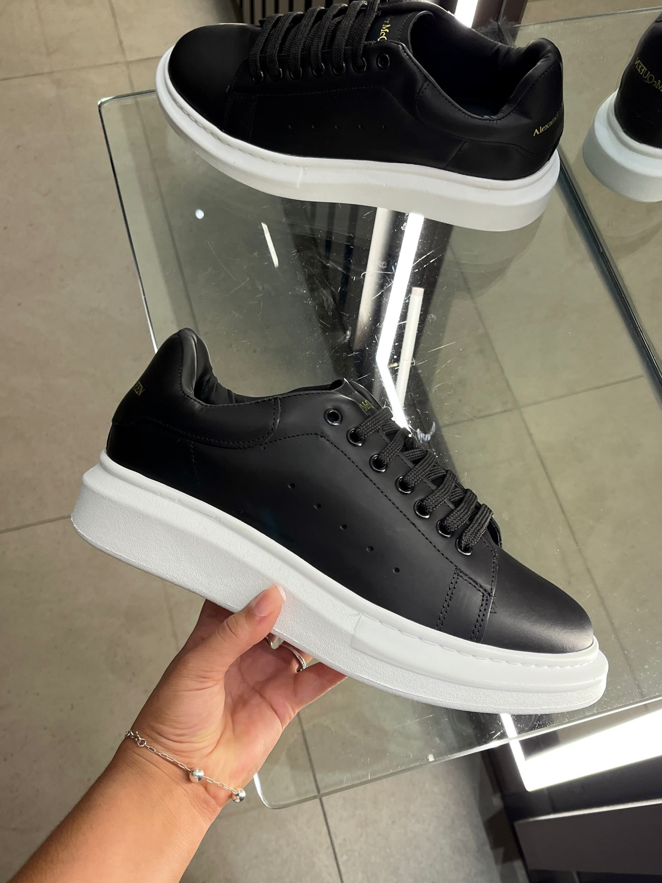 MCQUEEN PRETO C/ BRANCO