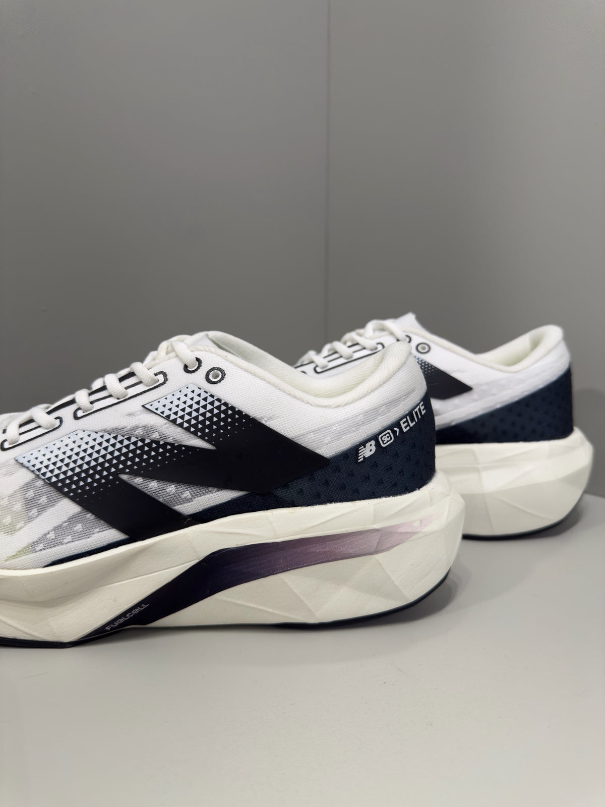 Tênis NB Elite V4 – Preto e Braco